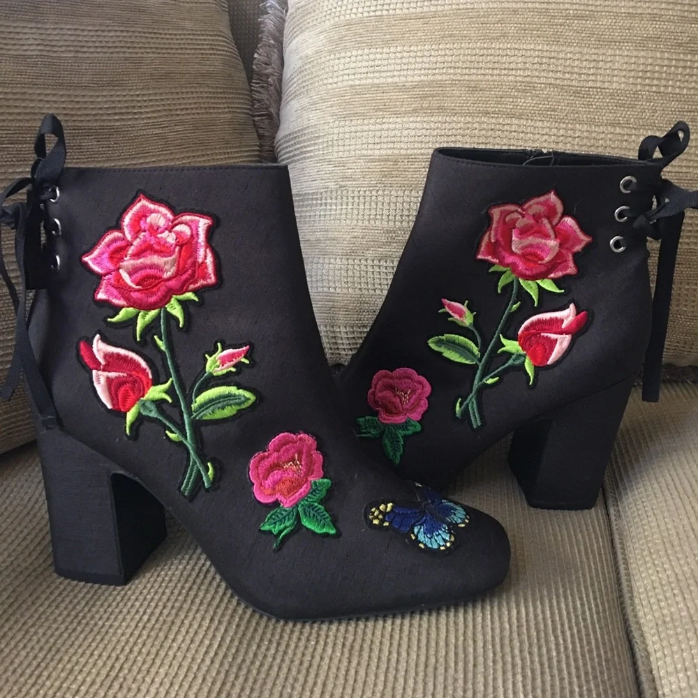 Asos Black embroidered flowers and butterflies ankle boots block heel size 8 - Picture 1 of 11